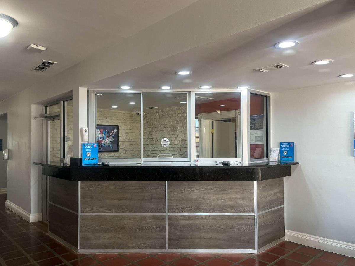 Motel 6 Dallas Tx Downtown Exterior photo