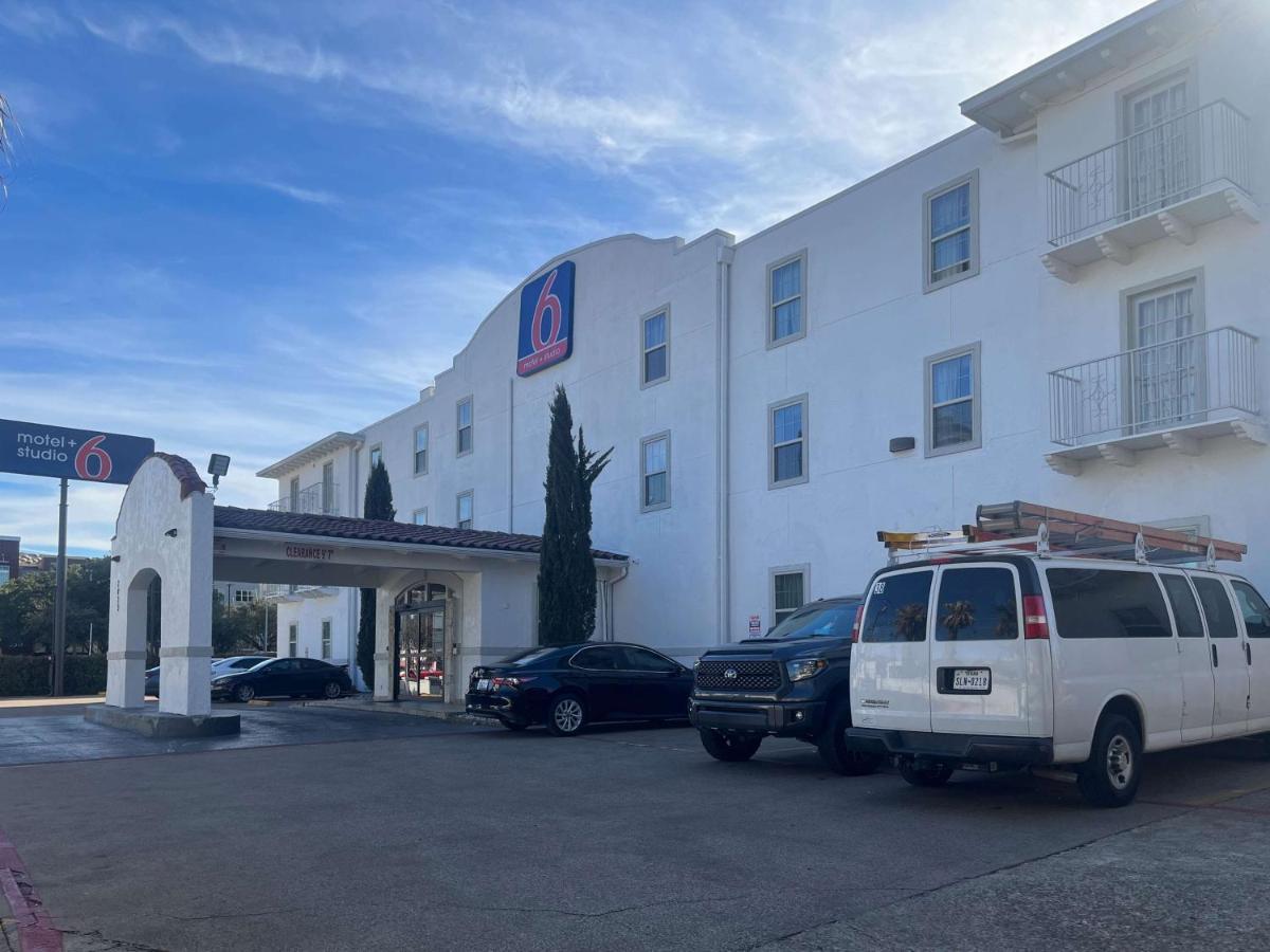 Motel 6 Dallas Tx Downtown Exterior photo